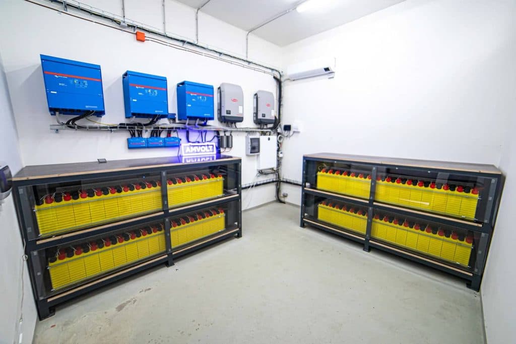 Proklepli jsme česká bateriová úložiště AMVOLT pro instalace v rozmezí 35 - 300 kWh. Jak to dopadlo?