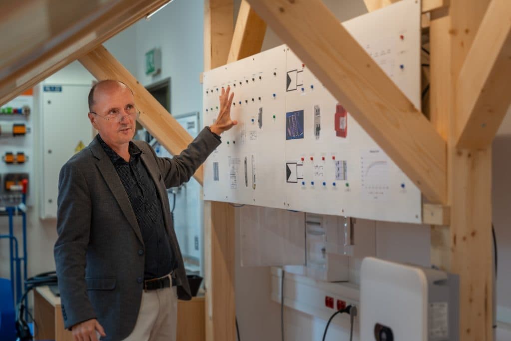 nove-otevreny-fotovoltaicky-polygon-na-vut-fekt-pripravi-studenty-na-praxi