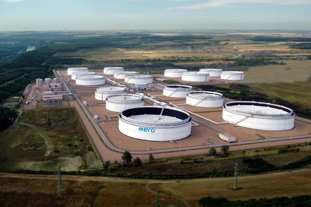 Stát půjčí při omezení dodávek z TAL rafinériím Orlen Unipetrol 200.000 tun ropy