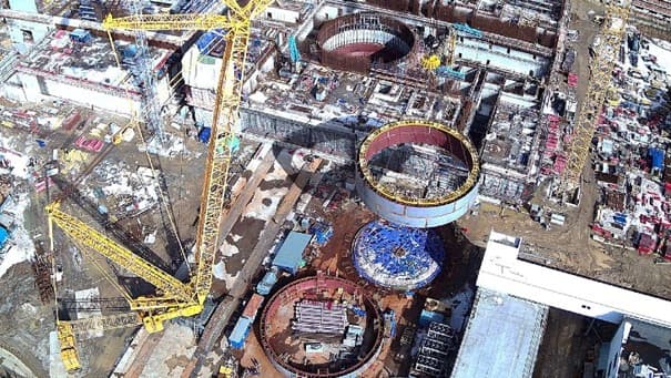 Ruská plovoucí jaderná elektrárna byla připojena k síti a uvedena do provozu