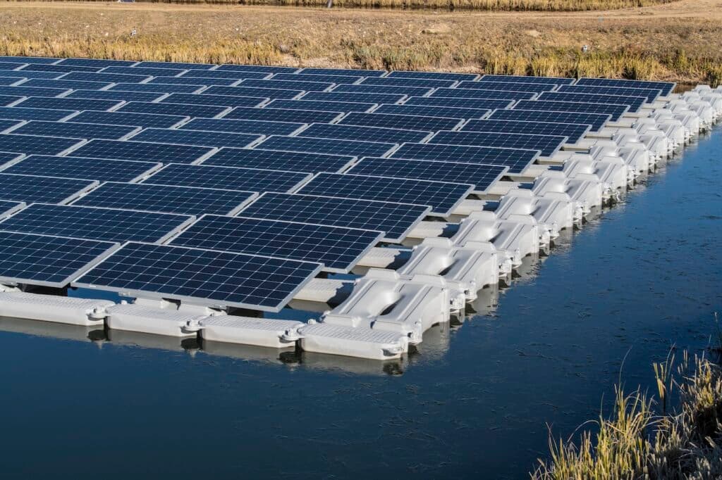 Výstavba plovoucí solární elektrárny se skladovacím zařízením v americkém Fort Bragg