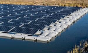 Výstavba plovoucí solární elektrárny se skladovacím zařízením v americkém Fort Bragg