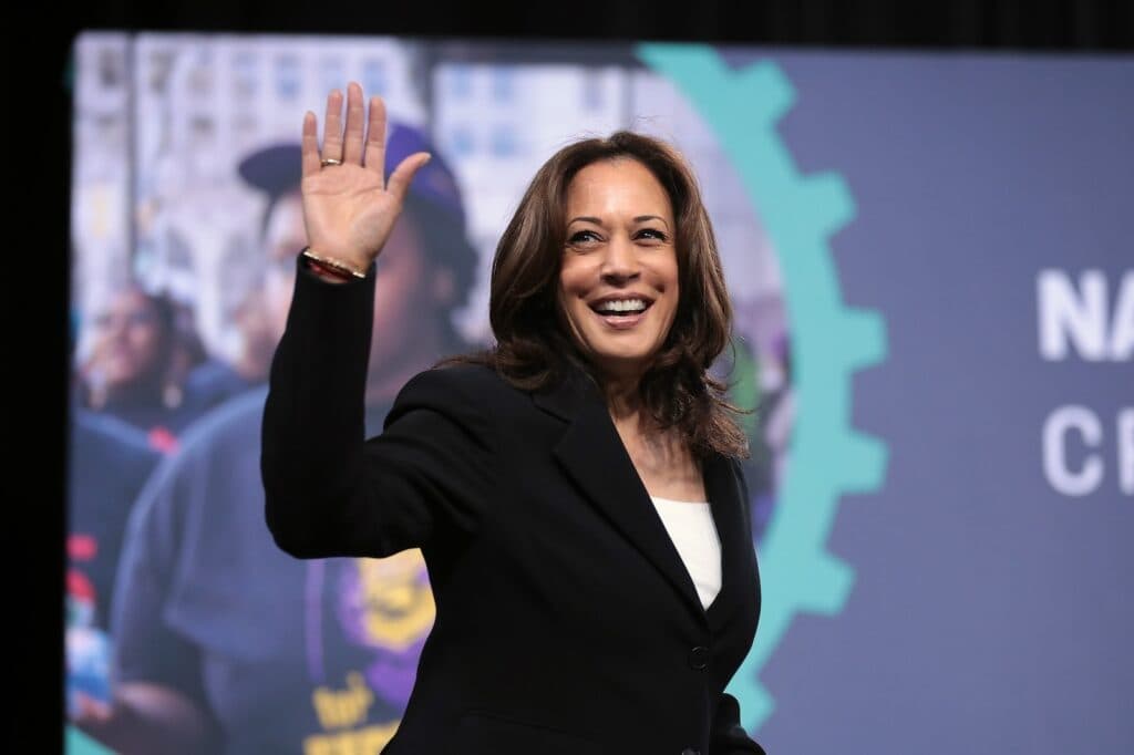 Kdo je Kamala Harrisová, kandidátka na prezidenta USA, z pohledu energetické politiky?