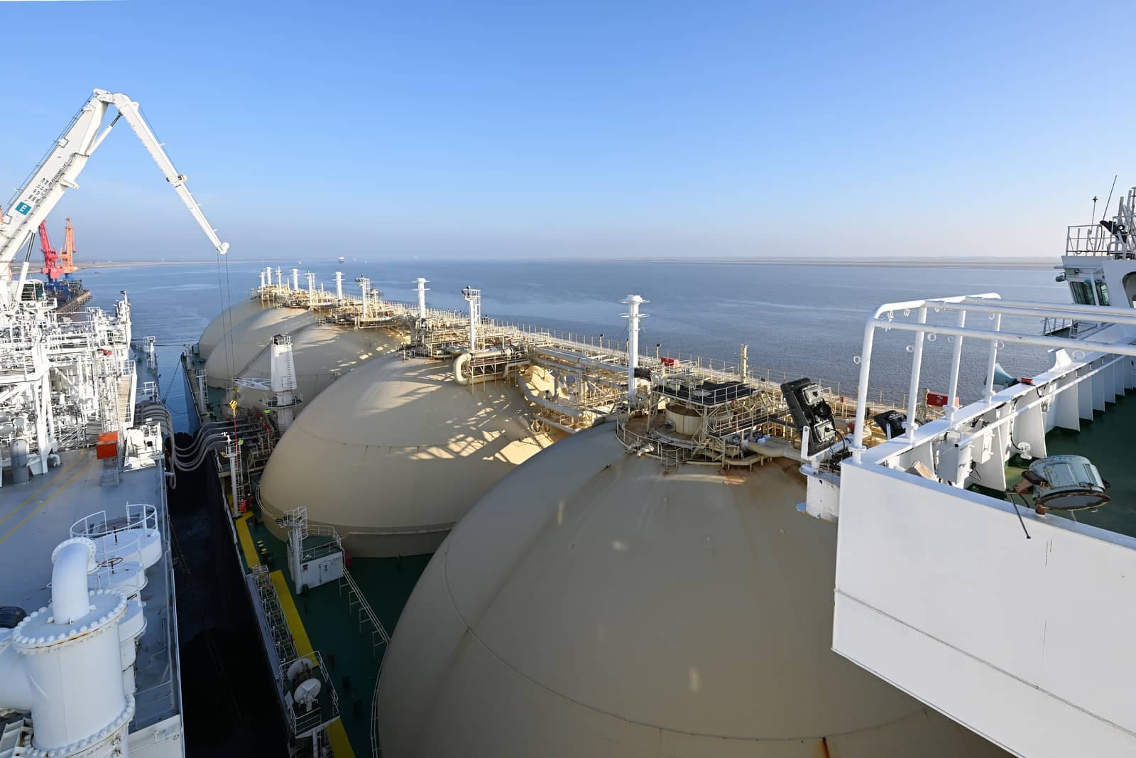 LNG tanker v přístavu.