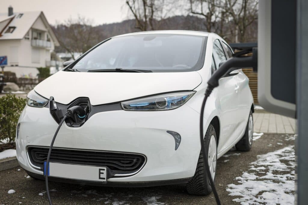 WSJ: Globální vývoz automobilů roste, pomáhají státní podpory elektromobilům