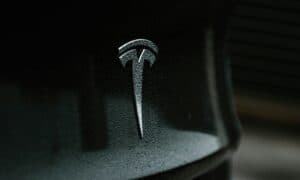 Tesla slíbila snížit výrobní náklady o polovinu, nové modely nepředstavila
