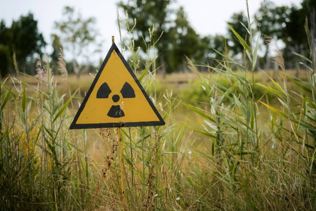 Provozovatel elektrárny Fukušima začal vypouštět radioaktivní vodu do oceánu