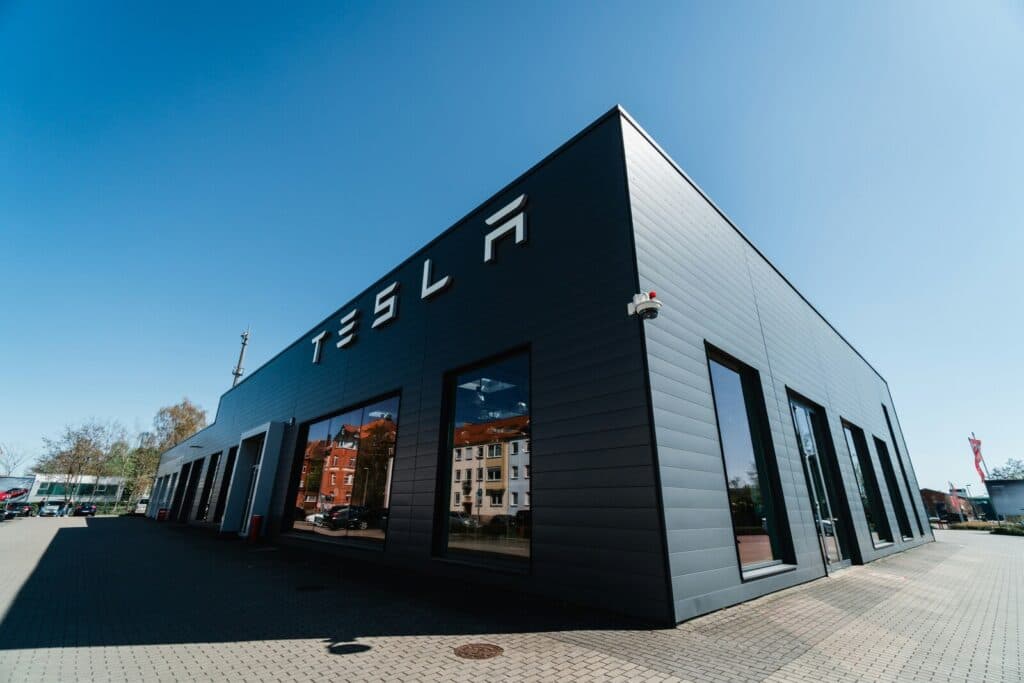 Tesla otestuje výrobu modelu 3 do konce února, akcie jsou na rekordní úrovni