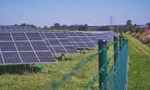 Výstavba fotovoltaik v Německu loni zpomalila. Největší propad byl u domácností