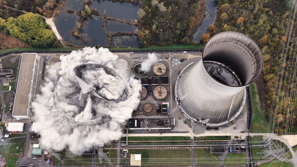 chladici-veze-nemecke-jaderne-elektrarny-gundremmingen-byly-srovnany-se-zemi