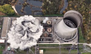 Chladicí věže německé jaderné elektrárny Gundremmingen byly srovnány se zemí