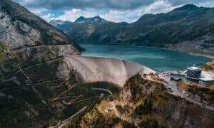 Bod zlomu: Globální výkon bateriových úložišť překonal výkon přečerpávacích vodních elektráren