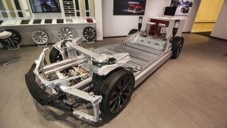 Podvozková platforma Modelu S v Tesla Store Göteborg, foto: Tomáš Jirka