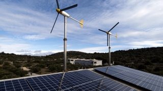 Hybridní solární a větrná elektrárna.