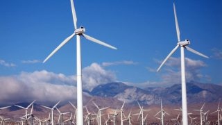 Wind power plant. Větrná elektrárna v poušti. Zdroj: https://www.flickr.com/photos/usfwshq/