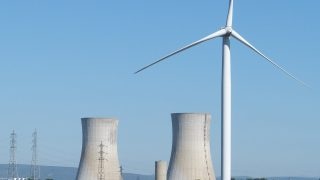 Renewable and thermal power plant. Wind, nuclear power plant. OZE a jaderná elektrárna, větrná elektrárna. Zdroj: