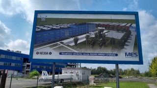 I informační tabule ukazuje, že jsem u staveniště továrny MES (Magna Energy Storage) (zdroj V. Wagner).