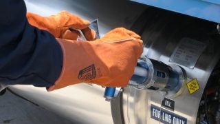 LNG. Zdroj: pgegreenenergy, Flickr