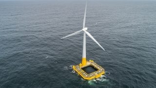 <p>photo aerienne drone de l&#8217;éolienne offshore au large du Croisic.<br />
Zdroj: https://commons.wikimedia.org/wiki/File:Floatgen.jpg </p>
