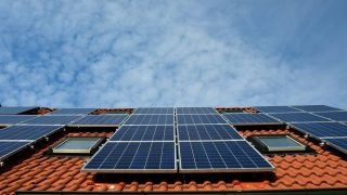 Střešní instalace fotovoltaické elektrárny