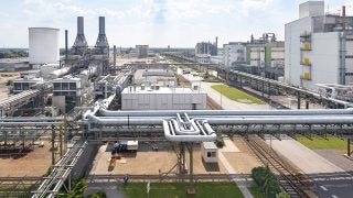 BASF's production site Schwarzheide is located in the Lausitz region of southern Brandenburg, Germany, and is one of the company's largest production sites in Europe. A state-of-the art plant for the production of cathode materials is to be built at this site in 2022. The plant will initially run on energy from the highly efficient CHP plant (left) and will also use renewable energy in the future.