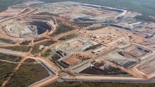 Důl a výrobní závod společnosti Core Lithium. Zdroj: Core Lithium