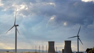 Jaderná elekrtrárna a větrné turbíny