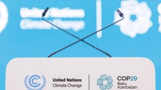 Řečnický pult na konferenci COP29