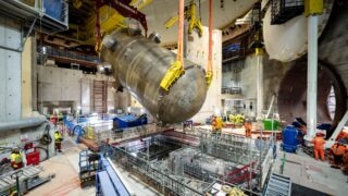 Stavba jaderné elektrárny Hinkley Point C - tlaková nádoba instalace (zdroj: EDF Energy)