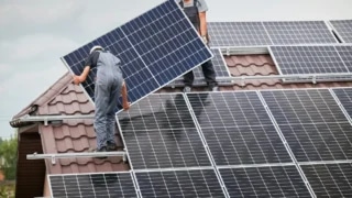 Fotovoltaických elektráren nepřibylo na rodinných domech tolik jako v roce 2023. Ilustrační foto: Getty Images, Unsplash