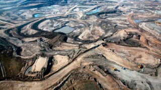 Těžba ropných písků v kanadské provincii Alberta, Zdroj: Gogel.org