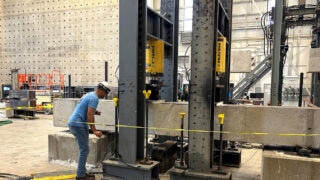 Diaphragm Plate Steel Composite (DPSC) blocks undergo testing at Purdue University’s Bowen Laboratory in Lafayette, Indiana. Zdroj: Idaho National Laboratory