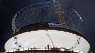 Stavba jaderné elektrárny Hinkley Point C, Spojené království, umístění kupole druhé reaktorové budovy (Zdroj: EDF Energy)