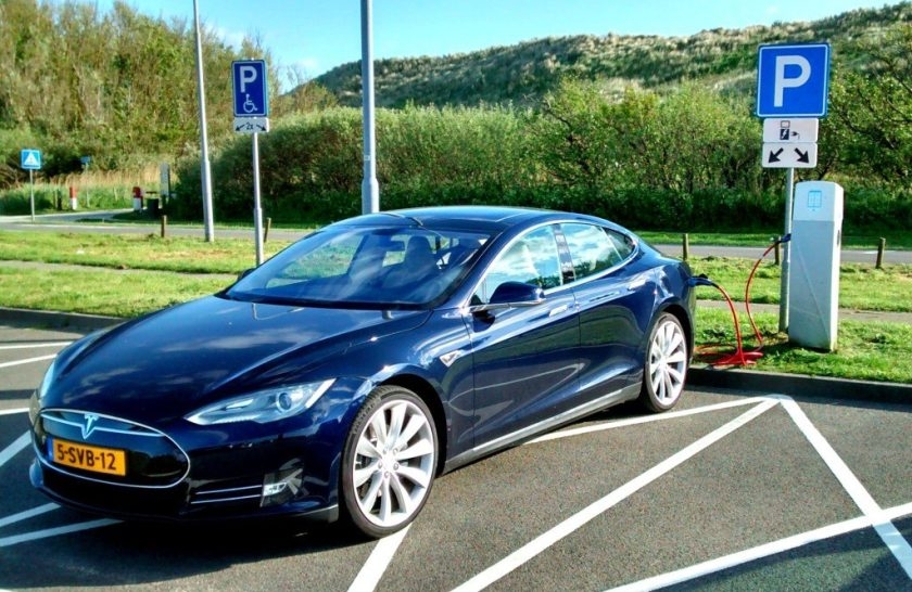 Tesla model S charging