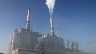 EPH a ČEZ si na koupi uhelných elektráren musí počkat