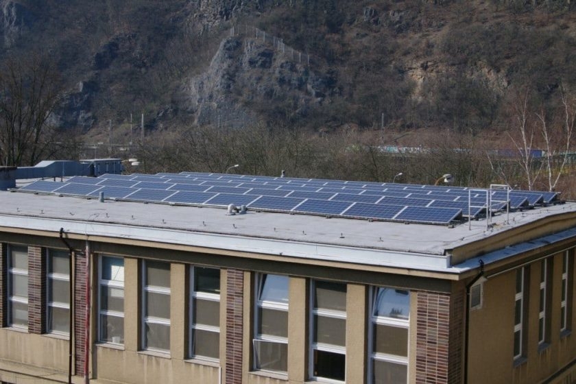Fotovoltaické panely na střeše jídelny ÚJV Řež. Zdroj: www.ujv.cz