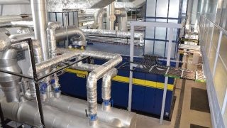 Jedna ze tří kogeneračních jednotek nově instalovaných ve Vrchlabí. Celkový elektrický výkonu těchto jednotek je 3920 kWe a jejich tepelný výkon je 4220 kWt. Zdroj: http://www.cezenergo.cz/