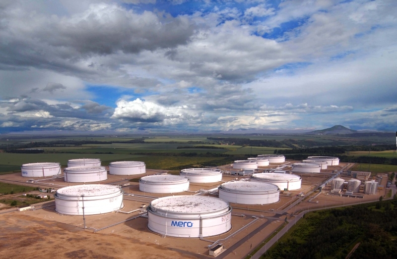 Pohled na zásobníky ropy u Nelahozevsi. Zdroj: MERO