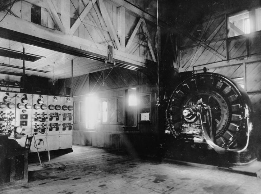 Pohled do vnitřních prostor elektrárny s generátorem v roce 1954