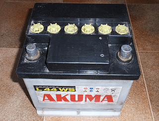 Ukázka olověného akumulátoru z tekutým elektrolytem ZDROJ: www.danyk.cz