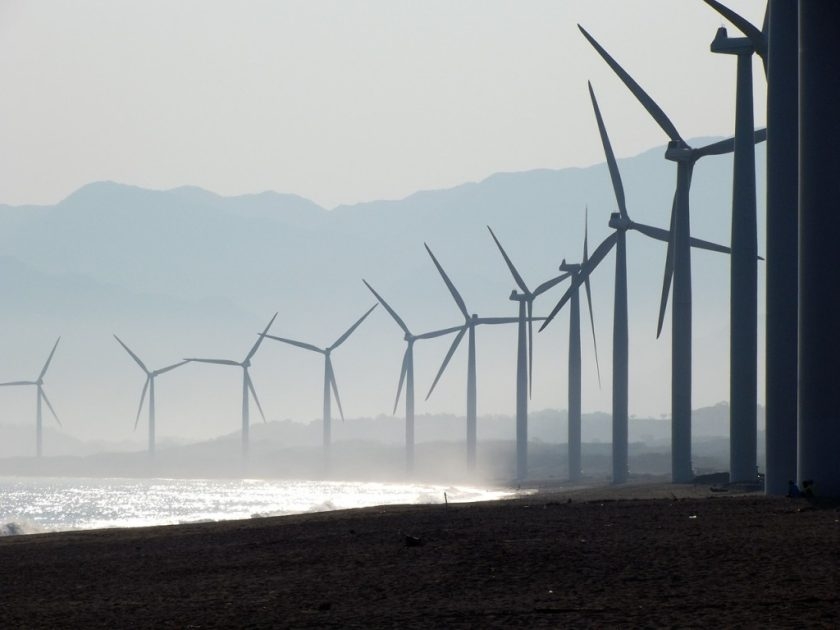 Větrné elektrárny na pláži