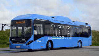 Elektrobus Volvo jehož nabíjení bude zajišťovat rychlonabíjecí stanice ABB.