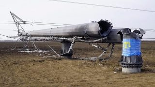 Odpálený stožár vedení na Krymu