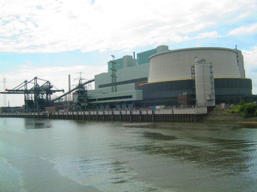 Kontroverzní uhelná elektrárna Moorburg, jež zajišťuje energii pro průmyslový Hamburk. 