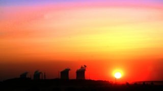 Slunce zapadá u moravského krumlova, kde je výhled na jadernou elektrárnu dukovany. 
FOTO: MAFA - RADEK MIÈA