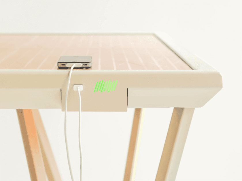 current-table-nabije-telefon-diky-barvivu