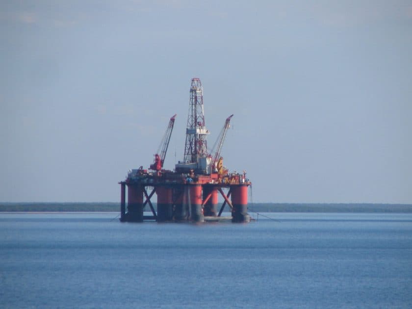 ceny-ropy-klesaji-brent-se-vratil-pod-60-usd