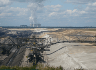 Lignitový povrchový důl a přilehlá elektrárna Jänschwalde. Zdroj GuenterHH https://www.flickr.com/photos/guenterhh/