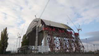 Instalace sarkofágu na čtvrtém bloku JE Černobyl