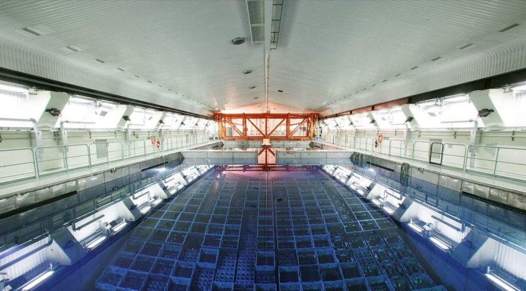 Pohled na bazén meziskladu pro vyhořelé jaderné palivo - CLAB. Zdroj: SKB